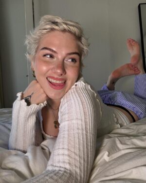 Evelina Instagram - 1. Kivaa keskikesää 🩷 mulle kuuluu hyvää! Ollaan treenattu kesän settii kovaa, pian alkaa festarikeikat ja oon tosi innoissani ja ylpee mun crewistä <3 mun vapailla mä oon keskittyny palautumiseen ja pelannu paljon bg3 🧌
2. Uutta: kesägrillzit
3. Ja lasit!! Must on hauskaa et voi koska vaan päättää et nyt on nähny tarpeeks ja heikentää resoluutioo
4. Phil chil