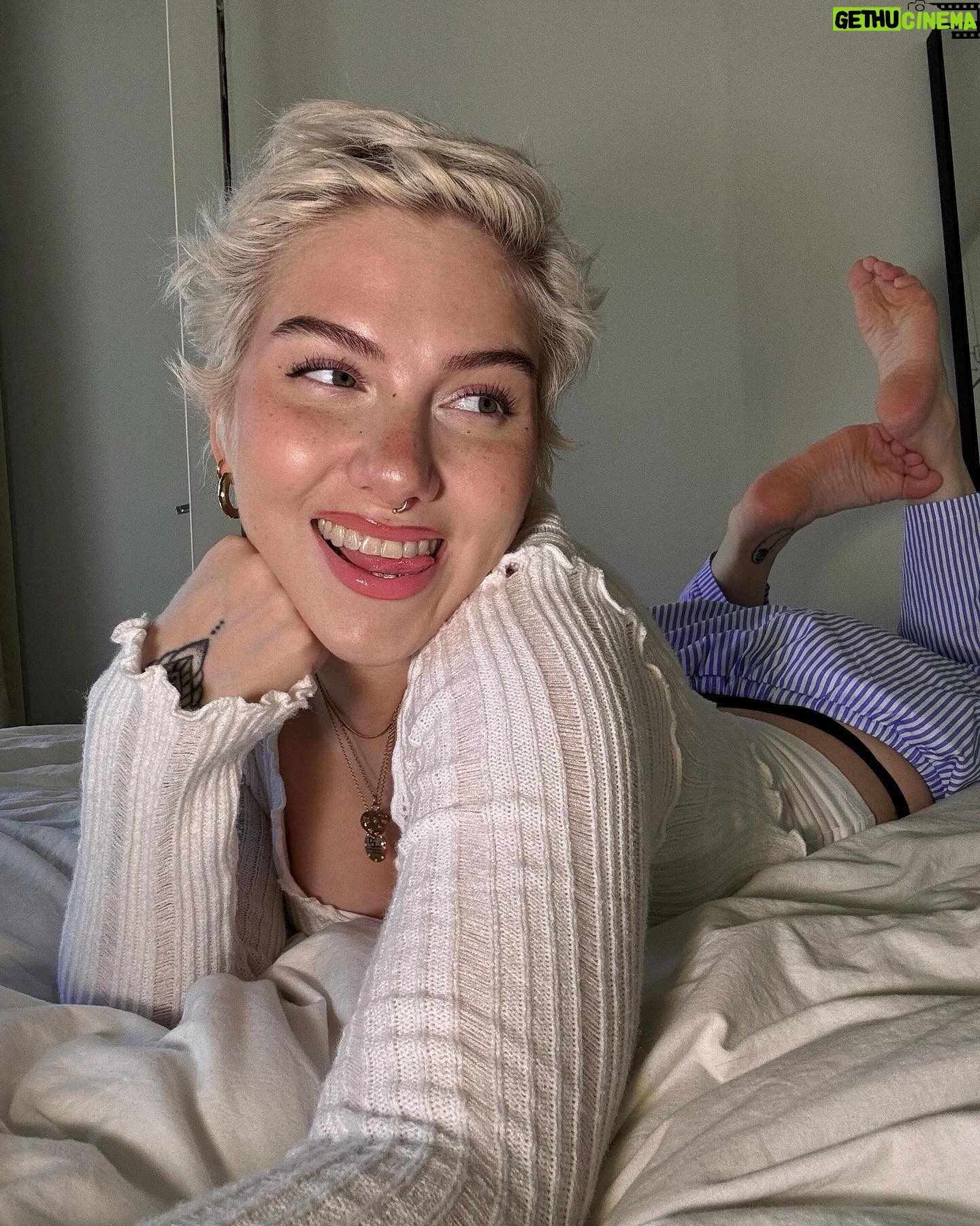 Evelina - 5.4K Likes - 1. Kivaa keskikesää 🩷 mulle kuuluu hyvää! Ollaan treenattu kesän settii kovaa, pian alkaa festarikeikat ja oon tosi innoissani ja ylpee mun crewistä <3 mun vapailla mä oon keskittyny palautumiseen ja pelannu paljon bg3 🧌
2. Uutta: kesägrillzit
3. Ja lasit!! Must on hauskaa et voi koska vaan päättää et nyt on nähny tarpeeks ja heikentää resoluutioo
4. Phil chil
