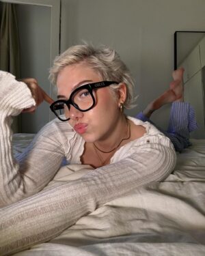 Evelina Instagram - 1. Kivaa keskikesää 🩷 mulle kuuluu hyvää! Ollaan treenattu kesän settii kovaa, pian alkaa festarikeikat ja oon tosi innoissani ja ylpee mun crewistä <3 mun vapailla mä oon keskittyny palautumiseen ja pelannu paljon bg3 🧌
2. Uutta: kesägrillzit
3. Ja lasit!! Must on hauskaa et voi koska vaan päättää et nyt on nähny tarpeeks ja heikentää resoluutioo
4. Phil chil