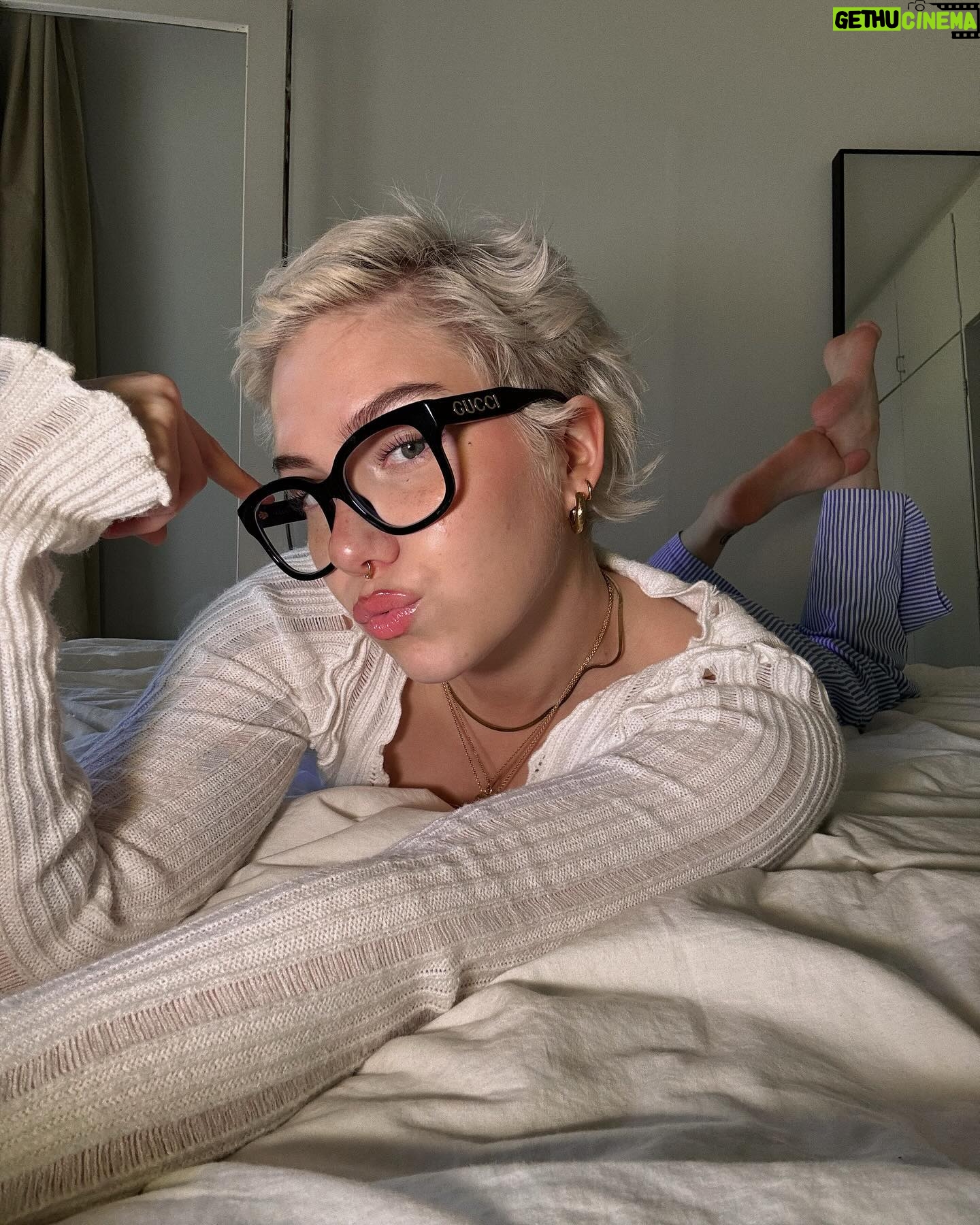 Evelina - 5.4K Likes - 1. Kivaa keskikesää 🩷 mulle kuuluu hyvää! Ollaan treenattu kesän settii kovaa, pian alkaa festarikeikat ja oon tosi innoissani ja ylpee mun crewistä <3 mun vapailla mä oon keskittyny palautumiseen ja pelannu paljon bg3 🧌
2. Uutta: kesägrillzit
3. Ja lasit!! Must on hauskaa et voi koska vaan päättää et nyt on nähny tarpeeks ja heikentää resoluutioo
4. Phil chil