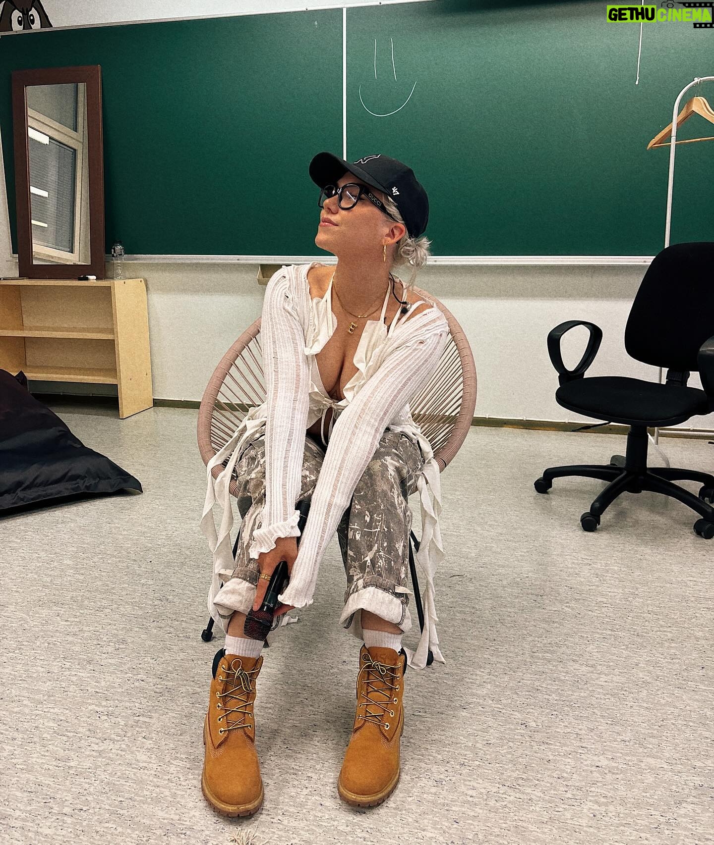 Evelina - 5.5K Likes - Oli ihana keikka eilen ja ihanaa studiol tänää <3 wheeee