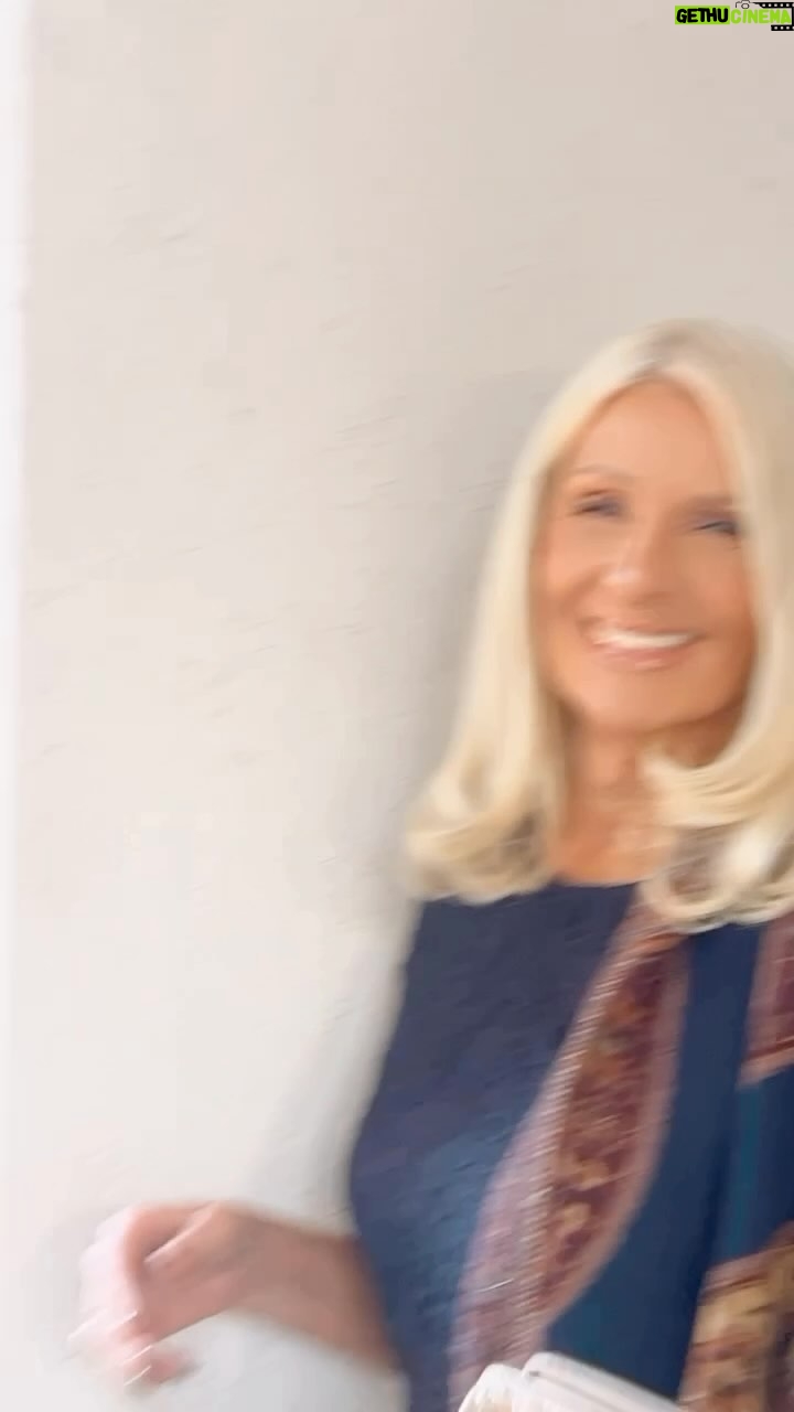 Evelyn Scheidl - 5.1K Likes - Elegi este vestido de @leticiacarossella @leticiacarossella1984 en guipure azul marino que me encantó para ir al cumpleaños de Marcela Gotlib
Su local esta unicado en Rodriguez Peña casi esquina Quintana
Lo acompaño con stilettos de @renecaovilla soñados regalo de mi amiga @rosselladgp
El chal es de la India
Les deseo un muy feliz finde 🍀🍀🍀