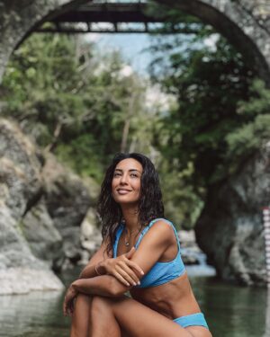 Evgenia Samara Instagram - [220/366•2024]*
____________________
Ωραία τα ταξίδια σε άλλες χώρες αλλά με κίνδυνο να φανώ γραφική … όλα τα έχει η Ελλαδάρα μας. 
Πίνδος , Τζουμέρκα, ανάμεσα σε Αχελώο και Άραχθο.
Γιοφύρια ίσια και γιοφύρια τοξωτά (στο τέλος και της Πλάκας - το μεγαλύτερο σε όλα τα Βαλκάνια) και πάνω από όλα μεγάλη ποσότητα αργίλου . 
Τόση, που έγινα κάποιο άγαλμα που σ’είδε και σε θυμήθηκε. 

#tzoumerka #pindos