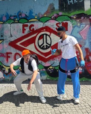 Evgeny Savin Instagram - Говорят , последние дни плохо работал ютуб и пока он вообще работает и мы можем с вами видеться то выдаем СЕГОДНЯ ФИНАЛЬНЫЙ ВЫПУСК с #евро2024 вместе с @chelovek.cilveks.human 

ОСТАВИЛИ СЛЕД НА БЕРЛИНСКОЙ СТЕНЕ @fcsm_official , УВИДЕЛИ БОМБЕЗНЫЙ ФИНАЛ и ПОПАЛИ В ЗАМЕС 🤞🏆✊🔥

В общем было максимально горячо - ЗАЛЕТАЕМ ПО ССЫЛКЕ В ПРОФИЛЕ 😎