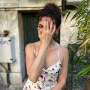 Evrim Doğan Instagram - Şarjım bitmek üzere… paylaştım gitti 😜😘 tüm beğeni ve yorumlarınız için şimdiden teşekkür ederim 😘🧿😁Fotoları enişteniz @yener__ozer çekti …