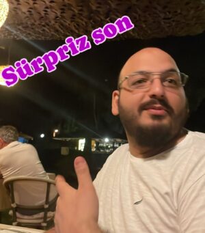 Ezgi Şenler Instagram - Tatile gidemiyorsanız plaj terliklerimizin altına isminizi yazalım 🩴🩴🤪 sürpriz sonlu 🍾🎉