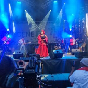 Fabienne Colas Instagram - RAM en clôture du 18e @festivalhaitienfolie à Montreal au Parc Lafontaine! 

#SeLaPouLa #YounDiLòt #HEF24 #Vaudou #HaitianMusic 

Célébration des 220 ans d'independance d'Haiti! 

Www.HaitiEnFolie.com