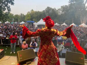 Fabienne Colas Instagram - RAM en clôture du 18e @festivalhaitienfolie à Montreal au Parc Lafontaine! 

#SeLaPouLa #YounDiLòt #HEF24 #Vaudou #HaitianMusic 

Célébration des 220 ans d'independance d'Haiti! 

Www.HaitiEnFolie.com