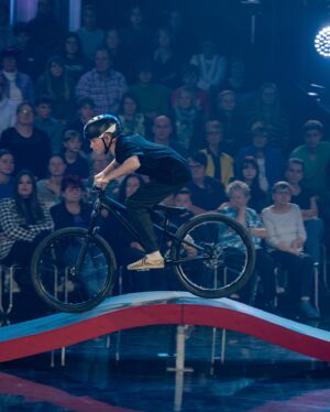 Fabio Wibmer Instagram - Wer hat‘s geschaut? 🙏 #KleinGegenGross
@samy.louis.life hat sich top geschlagen 😎 🤟

Für alle Deutschen - wer uns einmal live sehen will der muss zu einen unserer @mastersofdirt Shows Anfang nächsten Jahres kommen. Das erste mal als Show in Deutschland , wir freuen uns 🙏 Tickets sind ab jetzt erhältlich