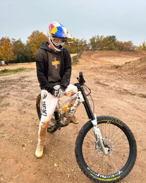 Fabio Wibmer Instagram - Who said white pants would be a good idea in December 😤
Felt good to finally be back riding the big bike and hitting some jumps 🤟
Cheers @royalhills_official !
