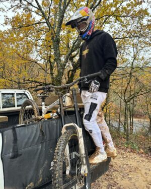 Fabio Wibmer Instagram - Who said white pants would be a good idea in December 😤
Felt good to finally be back riding the big bike and hitting some jumps 🤟
Cheers @royalhills_official !