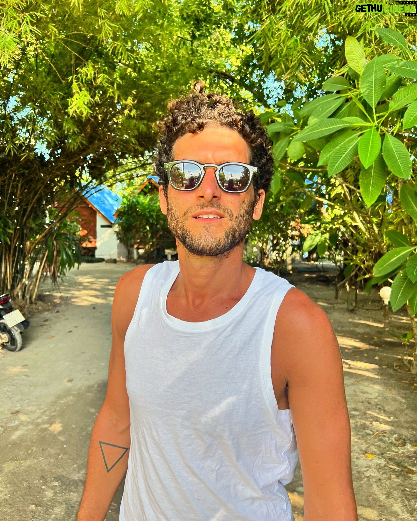 Fabrizio Colica - 6K Likes - Cosa siamo costretti a fare per scappare dalle hit estive in Italia