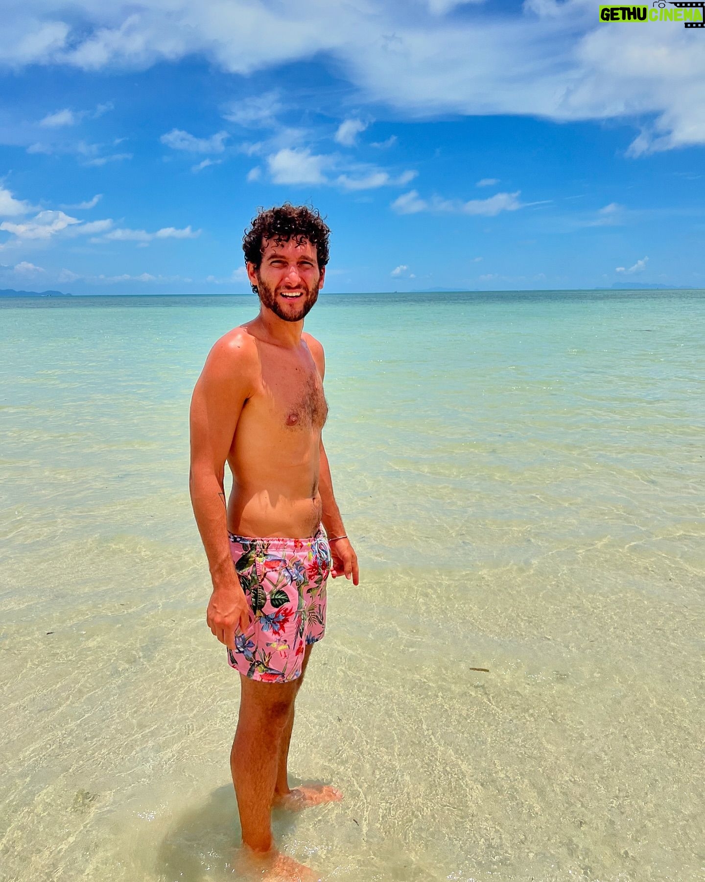 Fabrizio Colica - 6K Likes - Cosa siamo costretti a fare per scappare dalle hit estive in Italia