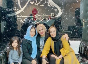 Faghiheh Soltani Instagram - بی نهایت خوب یعنی شما ♥️
ممنونم که با مهربانی و حضور دلپذیرتون جهان منو زیباتر کردین 🙌♥️💎🎊🎂🍰
@dr_iranchi 
@shiva.khosroumehr 
گندمک کوچک من ♥️
و تیم جذاب و دلنشین دکتر ایرانچی که بهترین هستند 😍💚😍♥️
و از تمام شما عزیزانی که پیام فرستادین و من نتونستم تک تک پاسخ بدم بینهایت ممنونم 🙌♥️🙌♥️