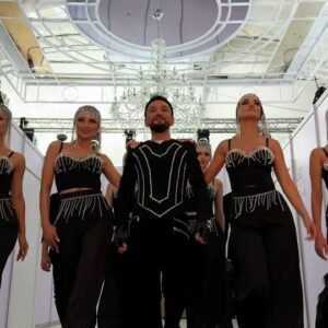 Faiq Ağayev Instagram - Dəyişməyən bir şey var - 1oo%F.A! 👑

@dream.musicfest 2024 🎶
Final show | 28.07.2024 

• video: @haku.ma1ik

• styling: @aliyevjabir
• jacket & gloves: @sameera_designer_
• trousers: @f.r_class | Fikrət Rəcəbli

• F.A team:
@azermusayevv.75
@styling.aliyevjabir
@huseynova_y555
@tural_asgarov.99

• dance group: @stage.danceshow|@el.di_danceaz 
• balaban, ney: @feganofficial

• visual performance: @zahidhuseynovj

#faiqagayev 👑
#music
#fashion
#love
#megastar
#fyp