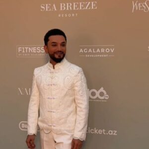 Faiq Ağayev Instagram - @dream.musicfest | Orange Carpet 

video: @haku.ma1ik

styling: @aliyevjabir
• jacket:
- design & tailoring: @f.r_class
- handwork: @sameera.official_
• shoes: @danilov_baku

#faiqagayev 👑
#music
#redcarpet
#fashion
#love
#megastar
#fyp