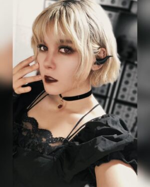 Fairouz Ai Instagram - めちゃくちゃかわいいアイテム買ったから見て…………‼️‼️😈😈😈

悪魔の角の形のBluetoothイヤホン！！

耳に刺すだけで角が生えてるみたいになって超可愛いのにコスプレ感無くて日常生活で自然に使えるからめちゃくちゃ最高〜〜！！🖤
白と黒の2色あるよ！わたしは黒にした！

#fairouzai
#ファイルーズあい