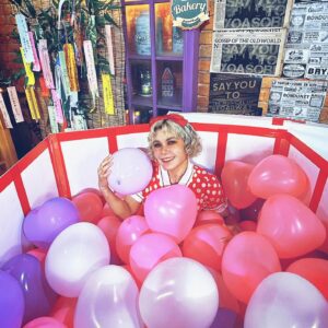 Fairouz Ai Instagram - #関ファイルーズと夜あそび にて、誕生日をお祝いしていただきましたー！！
アメリカの女の子のようにバルーンでポップでカラフルなパーティーをしたいというわたしの少女時代からの夢を叶えてくれたスタッフの皆さん、そして素敵なプレゼントをくれた関さんとRayさん、本当にありがとうございました💜

#声優と夜あそび
#関智一
#fairouzai
#ファイルーズあい