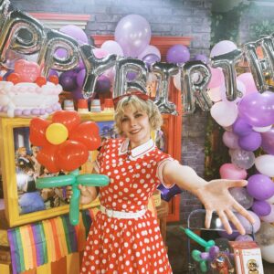 Fairouz Ai Instagram - #関ファイルーズと夜あそび にて、誕生日をお祝いしていただきましたー！！
アメリカの女の子のようにバルーンでポップでカラフルなパーティーをしたいというわたしの少女時代からの夢を叶えてくれたスタッフの皆さん、そして素敵なプレゼントをくれた関さんとRayさん、本当にありがとうございました💜

#声優と夜あそび
#関智一
#fairouzai
#ファイルーズあい
