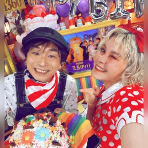 Fairouz Ai Instagram - #関ファイルーズと夜あそび にて、誕生日をお祝いしていただきましたー！！
アメリカの女の子のようにバルーンでポップでカラフルなパーティーをしたいというわたしの少女時代からの夢を叶えてくれたスタッフの皆さん、そして素敵なプレゼントをくれた関さんとRayさん、本当にありがとうございました💜

#声優と夜あそび
#関智一
#fairouzai
#ファイルーズあい