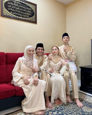 Faizal Hussein Instagram - Selamat Hari Raya!