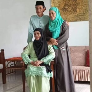 Faizal Hussein Instagram - Kisah semalam..raya shoot bersama Berita Harian. Coming soon. Thank you MariaDlova by Jimmy untuk sponsor baju & makeup💕
Zul Nadzar Faizal Hussein Dilla Hussein Mariadlova Rozaimi Zainal Abidin 
#beritaharian
