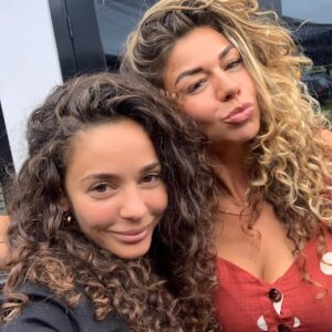 Fajah Lourens Instagram - Mijn lieve vriendin parter in crime, zakenvrouw uber moeder, en net zo hechting gestoord als ik is jarig @mare_kutanovska. 25 jaar vriendschap en dan beslissen dat therapie het meest passende cadeau is ,wetende dat je eigelijk vol in de projectie zit omdat je alles van haar ook zo goed herkend. Wat kunnen we ruzie maken en oh wat houden we van elkaar. Mare jij bent de enige die blijft na een pittige ruzie met mij 😭 en dat verdient een medaille. Geniet van deze mooie zonnige dag en op nog heel veel jaren♥️