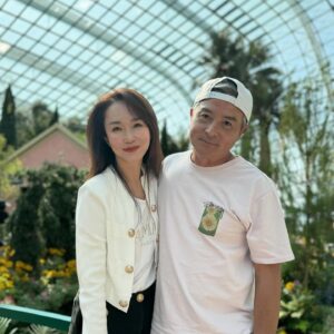 Fann Wong Instagram - 🈶花，🈶爸爸，忙着拍花忙着拍爸妈❤️ 看来以后照片都可以交给儿子了❤️你们最喜欢哪一张？

@aiainbaby