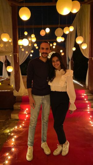 Farah Anany Instagram - كلنا عندنا أيام مهمة في حياتنا عشان حصل فيها حاجة مؤثرة او اتحقق فيها حاجة كان نفسنا فيها .. 

ويوم عيد ميلادك يا فرح انا بعتبره من أهم أيامي انا شخصياً .. مش بس عشان ده اليوم اللي اتولدت فيه أكتر بنت حبيتها في حياتي واللي وجودها جنبي بيخليني دايماً احسن ..
هو كمان الغريب انه دايماً اليوم ده بييجي ومعاه اخبار حلوة لدرجة اني بقيت بستناه عشان بتفائل بيه وعارف انه ان شاء الله جاي معاه خير كتير ♥️

كل سنة وانتي أحلى حاجة حصلتلي ..
كل سنة وانا بكتشف فيكي تفاصيل بتأكدلي ان ربنا بيحبني عشان كافأني بيكي، وان شاء الله تفضلي جنبي طول العمر ..
بحبك يا كيكوو ♥️♥️♥️