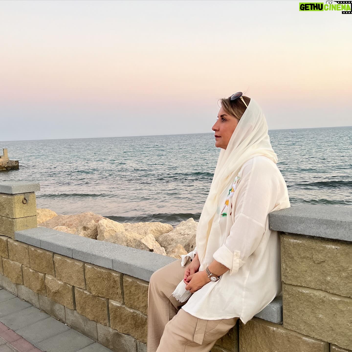 Fariba Kowsari - 45.7K Likes - دلم تنگ شده برای دمی آسوده نشستن و چشم به ناکجای
افق دوختن و به هیچ چیز نیندیشیدن و نفس عمیق کشیدن
و به یاد خاطرات خوش گذشته افتادن و لبخند زدن…..
دلم تنگ شده برای عاشق کسی بودن
دوست داشتن و دوست داشته شدن
آدمی گاهی در محاصره و دغدغه ها و رنج های عظیم
فرسوده میشود و فراموش میکند پیش از این چگونه
می زیسته!
آدمی دلتنگ روزهای آرام و خیالی تخت میشود اما….
به بعضی دغدغه ها و بی قراری ها نباید پشت کرد
که نمیتوان ادراک های تازه را نادیده انگاشت و فراموش
کرد و بازگشت و نگاه کرد و لبخند زد و همان انسان
سابق بود
نمیتوان ……