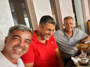 Farid Regragui Instagram - Rire sans limite..rachid et Bobou un duo étrange..semblable
à Tom et Jerry. Toujours l'immense plaisir de travailler avec vous mes chers
amis Rachid El Khatabi Mohammed Boubbo Benaissa El Jirari.
#amitiés #art #acteurs #cinema #theatre #scenographie #documentaryfilm #voyage #maroc