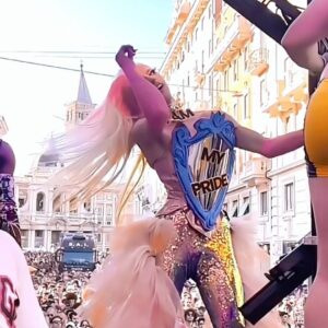 Farida Kant Instagram - Roma Pride 2024. 
La giornata più importante dell’anno, in cui tutto si colora di orgoglio, solidarietà e potenza.
Eravamo tantissimi nelle strade di Roma felici di far parte di una giornata che ci ha messo al primo posto in una società che spesso ci fa sentire inadeguati, sbagliati.
Io vivo il pride ogni giorno della mia vita, nel mio piccolo cercando di fare la differenza. Dopo un lungo periodo buio, in questa giornata volevo urlare al mondo di quanto io sia riuscito finalmente a capire il mio splendido valore e di quanto mi amo. Per farlo ho usato l’arte del costume che mi caratterizza, l’idea si è evoluta grazie all’aiuto di una persona splendida @nait.sir.c , il messaggio però nn doveva limitarsi solo a me. I’m MY PRIDE scritto su uno scudo specchiato rivolto verso di voi. Non abbattiamoci , siamo felici e orgogliosi di quello che siamo, convinti del fatto che nessuno mai potrà  dirci come vivere la nostra preziosa vita, annebbiando la nostra luce. Io vi amo infinitamente e vi ringrazierò in eterno per avermi salvato da quel periodo buio che io stesso avevo stupidamente deciso di vivere. 
Siamo il nostro orgoglio.