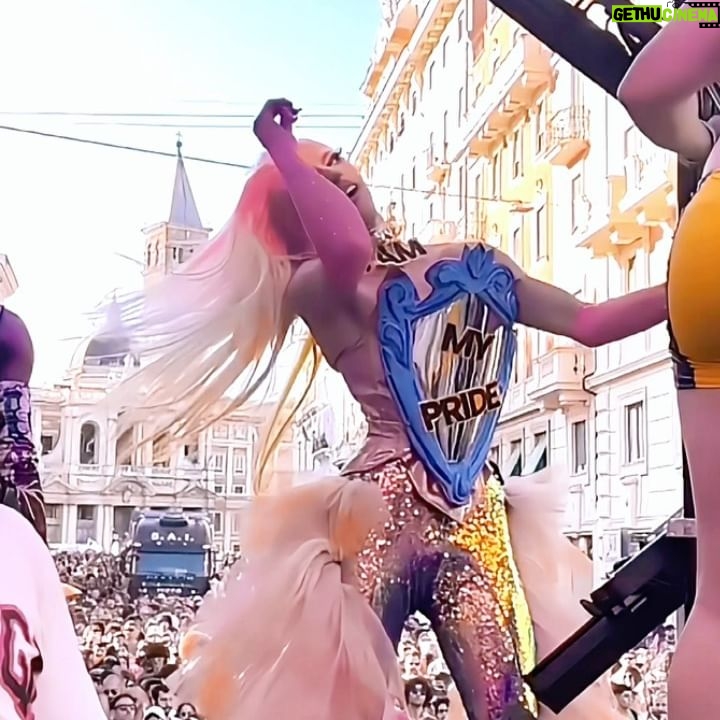 Farida Kant - 4.1K Likes - Roma Pride 2024.
La giornata più importante dell’anno, in cui tutto si colora di orgoglio, solidarietà e potenza.
Eravamo tantissimi nelle strade di Roma felici di far parte di una giornata che ci ha messo al primo posto in una società che spesso ci fa sentire inadeguati, sbagliati.
Io vivo il pride ogni giorno della mia vita, nel mio piccolo cercando di fare la differenza. Dopo un lungo periodo buio, in questa giornata volevo urlare al mondo di quanto io sia riuscito finalmente a capire il mio splendido valore e di quanto mi amo. Per farlo ho usato l’arte del costume che mi caratterizza, l’idea si è evoluta grazie all’aiuto di una persona splendida @nait.sir.c , il messaggio però nn doveva limitarsi solo a me. I’m MY PRIDE scritto su uno scudo specchiato rivolto verso di voi. Non abbattiamoci , siamo felici e orgogliosi di quello che siamo, convinti del fatto che nessuno mai potrà dirci come vivere la nostra preziosa vita, annebbiando la nostra luce. Io vi amo infinitamente e vi ringrazierò in eterno per avermi salvato da quel periodo buio che io stesso avevo stupidamente deciso di vivere.
Siamo il nostro orgoglio.