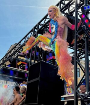 Farida Kant Instagram - Roma Pride 2024. 
La giornata più importante dell’anno, in cui tutto si colora di orgoglio, solidarietà e potenza.
Eravamo tantissimi nelle strade di Roma felici di far parte di una giornata che ci ha messo al primo posto in una società che spesso ci fa sentire inadeguati, sbagliati.
Io vivo il pride ogni giorno della mia vita, nel mio piccolo cercando di fare la differenza. Dopo un lungo periodo buio, in questa giornata volevo urlare al mondo di quanto io sia riuscito finalmente a capire il mio splendido valore e di quanto mi amo. Per farlo ho usato l’arte del costume che mi caratterizza, l’idea si è evoluta grazie all’aiuto di una persona splendida @nait.sir.c , il messaggio però nn doveva limitarsi solo a me. I’m MY PRIDE scritto su uno scudo specchiato rivolto verso di voi. Non abbattiamoci , siamo felici e orgogliosi di quello che siamo, convinti del fatto che nessuno mai potrà  dirci come vivere la nostra preziosa vita, annebbiando la nostra luce. Io vi amo infinitamente e vi ringrazierò in eterno per avermi salvato da quel periodo buio che io stesso avevo stupidamente deciso di vivere. 
Siamo il nostro orgoglio.