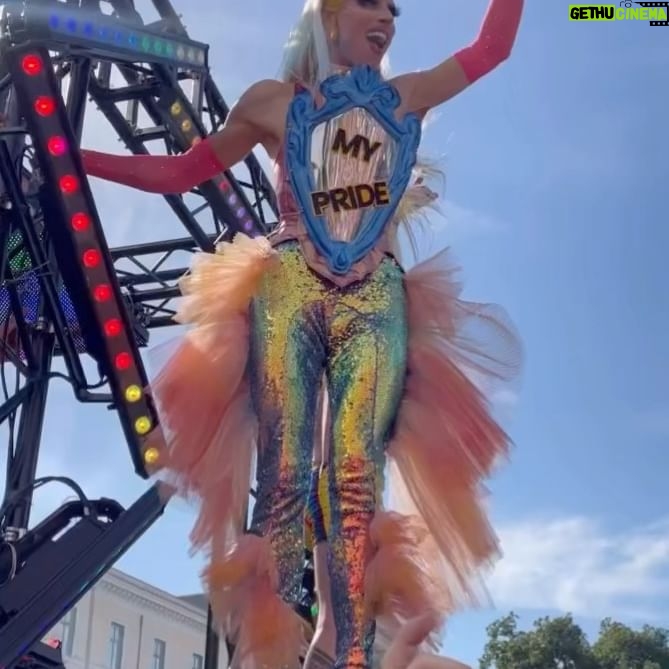 Farida Kant - 4.1K Likes - Roma Pride 2024.
La giornata più importante dell’anno, in cui tutto si colora di orgoglio, solidarietà e potenza.
Eravamo tantissimi nelle strade di Roma felici di far parte di una giornata che ci ha messo al primo posto in una società che spesso ci fa sentire inadeguati, sbagliati.
Io vivo il pride ogni giorno della mia vita, nel mio piccolo cercando di fare la differenza. Dopo un lungo periodo buio, in questa giornata volevo urlare al mondo di quanto io sia riuscito finalmente a capire il mio splendido valore e di quanto mi amo. Per farlo ho usato l’arte del costume che mi caratterizza, l’idea si è evoluta grazie all’aiuto di una persona splendida @nait.sir.c , il messaggio però nn doveva limitarsi solo a me. I’m MY PRIDE scritto su uno scudo specchiato rivolto verso di voi. Non abbattiamoci , siamo felici e orgogliosi di quello che siamo, convinti del fatto che nessuno mai potrà dirci come vivere la nostra preziosa vita, annebbiando la nostra luce. Io vi amo infinitamente e vi ringrazierò in eterno per avermi salvato da quel periodo buio che io stesso avevo stupidamente deciso di vivere.
Siamo il nostro orgoglio.