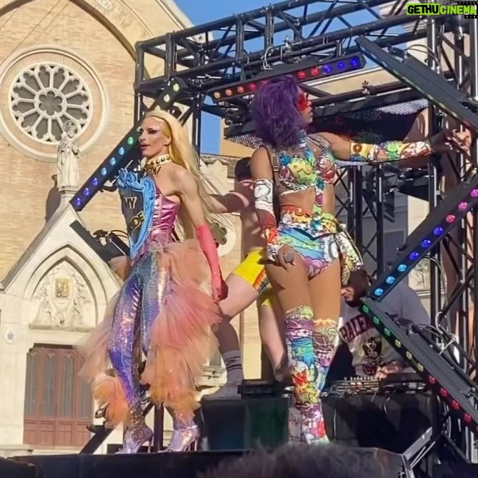 Farida Kant - 4.1K Likes - Roma Pride 2024.
La giornata più importante dell’anno, in cui tutto si colora di orgoglio, solidarietà e potenza.
Eravamo tantissimi nelle strade di Roma felici di far parte di una giornata che ci ha messo al primo posto in una società che spesso ci fa sentire inadeguati, sbagliati.
Io vivo il pride ogni giorno della mia vita, nel mio piccolo cercando di fare la differenza. Dopo un lungo periodo buio, in questa giornata volevo urlare al mondo di quanto io sia riuscito finalmente a capire il mio splendido valore e di quanto mi amo. Per farlo ho usato l’arte del costume che mi caratterizza, l’idea si è evoluta grazie all’aiuto di una persona splendida @nait.sir.c , il messaggio però nn doveva limitarsi solo a me. I’m MY PRIDE scritto su uno scudo specchiato rivolto verso di voi. Non abbattiamoci , siamo felici e orgogliosi di quello che siamo, convinti del fatto che nessuno mai potrà dirci come vivere la nostra preziosa vita, annebbiando la nostra luce. Io vi amo infinitamente e vi ringrazierò in eterno per avermi salvato da quel periodo buio che io stesso avevo stupidamente deciso di vivere.
Siamo il nostro orgoglio.
