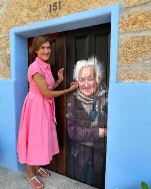 Fátima Lopes Instagram - Arcos de Valdevez recebe agora o Festival de arte urbana @murarcos, um projeto que pretende reabilitar, através da pintura, uma série de edifícios da zona histórica da vila. Convidaram-me para conhecer o trabalho do curador desta galeria ao ar livre, @regg.salgado, e de mais duas artistas, @danielaguerreiro_ e @mariana95santos, que fazem parte da equipa que está a dar uma nova vida e alma a edifícios com significado para a vila. É um bonito exemplo de como o muralismo contemporâneo pode andar de mãos dadas com a história. Fiquei de voltar para ver o resultado final. 😊

👗 @smfofficial