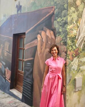Fátima Lopes Instagram - Arcos de Valdevez recebe agora o Festival de arte urbana @murarcos, um projeto que pretende reabilitar, através da pintura, uma série de edifícios da zona histórica da vila. Convidaram-me para conhecer o trabalho do curador desta galeria ao ar livre, @regg.salgado, e de mais duas artistas, @danielaguerreiro_ e @mariana95santos, que fazem parte da equipa que está a dar uma nova vida e alma a edifícios com significado para a vila. É um bonito exemplo de como o muralismo contemporâneo pode andar de mãos dadas com a história. Fiquei de voltar para ver o resultado final. 😊

👗 @smfofficial