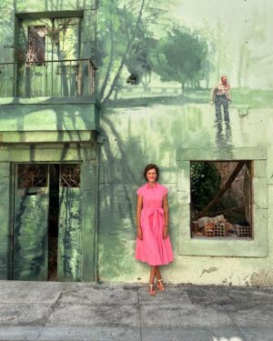 Fátima Lopes Instagram - Arcos de Valdevez recebe agora o Festival de arte urbana @murarcos, um projeto que pretende reabilitar, através da pintura, uma série de edifícios da zona histórica da vila. Convidaram-me para conhecer o trabalho do curador desta galeria ao ar livre, @regg.salgado, e de mais duas artistas, @danielaguerreiro_ e @mariana95santos, que fazem parte da equipa que está a dar uma nova vida e alma a edifícios com significado para a vila. É um bonito exemplo de como o muralismo contemporâneo pode andar de mãos dadas com a história. Fiquei de voltar para ver o resultado final. 😊

👗 @smfofficial