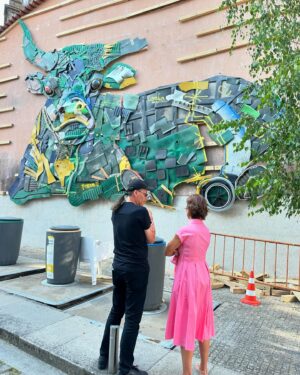 Fátima Lopes Instagram - Arcos de Valdevez recebe agora o Festival de arte urbana @murarcos, um projeto que pretende reabilitar, através da pintura, uma série de edifícios da zona histórica da vila. Convidaram-me para conhecer o trabalho do curador desta galeria ao ar livre, @regg.salgado, e de mais duas artistas, @danielaguerreiro_ e @mariana95santos, que fazem parte da equipa que está a dar uma nova vida e alma a edifícios com significado para a vila. É um bonito exemplo de como o muralismo contemporâneo pode andar de mãos dadas com a história. Fiquei de voltar para ver o resultado final. 😊

👗 @smfofficial