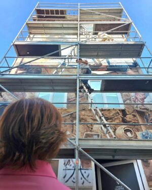 Fátima Lopes Instagram - Arcos de Valdevez recebe agora o Festival de arte urbana @murarcos, um projeto que pretende reabilitar, através da pintura, uma série de edifícios da zona histórica da vila. Convidaram-me para conhecer o trabalho do curador desta galeria ao ar livre, @regg.salgado, e de mais duas artistas, @danielaguerreiro_ e @mariana95santos, que fazem parte da equipa que está a dar uma nova vida e alma a edifícios com significado para a vila. É um bonito exemplo de como o muralismo contemporâneo pode andar de mãos dadas com a história. Fiquei de voltar para ver o resultado final. 😊

👗 @smfofficial