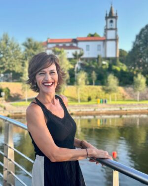 Fátima Lopes Instagram - Acabei de chegar a Arcos de Valdevez e estou rendida. Que vila linda!!! Amanhã apresento o meu livro às 19h no Centro de Ciência Viva de Arcos. Vai ser um sunset científico muito especial e eu estou super feliz por poder participar. 💛