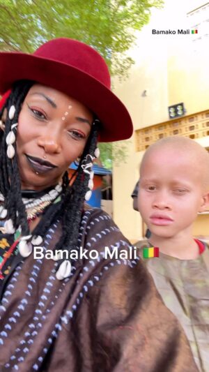 Fatoumata Diawara Instagram - Bamako 🇲🇱 Kadi Ko djougou ❤️🙏🏾. Mon association, nommée « Association Tougouné », a mené à Bamako (Mali) la première activité de son projet caritatif, en collaboration avec l’Unicef Mali et la Cité des enfants !

Ces trois derniers jours passés avec les enfants à Bamako ont été l’un des moments les plus merveilleux de ma vie!

Je tenais à remercier tous les artistes qui ont répondu à mon appel afin que cette journée soit inoubliable pour les enfants handicapés et orphelins. Cela restera gravé dans leur mémoire comme l’un des plus beaux souvenirs.

Aussi, je profite de l’occasion pour remercier, toute l’équipe de l’organisation de l’événement ( Femme d’impact), de m’avoir honoré avec deux trophées 🏆 dans deux catégories différentes lors de la remise des prix tenue les 04 août 2024 à Bamako.

Merci également à tous ceux qui m’ont soutenu pour la réalisation de ce projet, qui avait pour mission d’animer des ateliers, d’enregistrer des chansons dans un studio et de réaliser un vidéo-clip avec tous ces enfants en situation d’handicap et orphelins !

La réalisation des objectifs n’a pas été une tâche facile, car tout cela a été accompli en seulement 2 jours! Malgré cela, le résultat a été très satisfaisant, car on pouvait observer le sourire sur le visage de ces enfants qui se sentent parfois seuls . Ils étaient tous heureux et se sentaient considérer et aimer !

Avec l’amour, tout est possible dans ce monde éphémère ❤️! Pendant que nous sommes encore en vie, aimons-nous les uns les autres !

Pour terminer, je garde une pensée spéciale pour Papa Toumani Diabaté, qui serait incroyablement fier de voir cette génération unie ! Dors en paix papa, nous ferons tout ce qui est en notre pouvoir pour que tu sois toujours fière de nous, tes enfants ! 

Loveeeeee ❤️❤️❤️❤️!