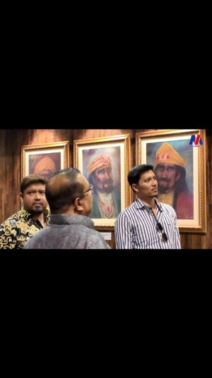 Fattah Amin Instagram - 24 Jun – Usaha untuk mengangkat dan memartabatkan Hikayat Hang Tuah diteruskan apabila ada pihak tampil untuk merealisasikannya dalam bentuk dokumentari sebagai tokoh diplomat yang hebat.

Penasihat Utama Projek Dokumentari Hang Tuah, Prof. Datuk Seri Dr. Mohamed Mustafa Ishak berkata, pihaknya kini di peringkat pengumpulan bahan dan sumber berkaitan Laksamana Hang Tuah.

Katanya, penggambaran dokumentari itu akan dilakukan di sekitar Melaka dan luar negara berdasarkan fakta sahih menerusi pengumpulan bahan dan sumber yang terbaharu.

“Kita akan bekerjasama dengan Kerajaan Negeri Melaka termasuk Kumpulan Pengkaji Hang Tuah untuk merealisasikan dokumentari ini,” katanya. 

Dalam perkembangan, pelakon popular, Fattah Amin dijangka akan membawakan watak utama sebagai pahlawan tersebut. 

🎥 Faris Haikal Zakaria

Ikuti kami di Telegram:
https://t.me/melakatv

#FattahAmin
#PameranHangTuah
#HangTuah
#DokumentariHangTuah
#MelakaHariIni
#MHI
#MelakaTV