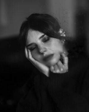 Federica Sabatini Instagram - Quando ho conosciuto Alessandro avevo forse 8 anni, il mio volergli bene è stato immediato, senza alternative. Questa cosa non è mai cambiata, mi ha vista crescere da allora ed è stata una presenza preziosa. Neanche questo è mai cambiato. Sorrido e mi commuovo pensando a quanto siano a tratti incrociate, a tratti parallele, le nostre vite. 
Grazie Ali per essere il fratello del cuore che sei. 
So much love, always 🤍✨

PH. @alessandro_rabboni_studio 
MUA @romina_carancini 
@core_creativestudio
