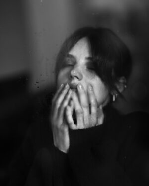 Federica Sabatini Instagram - Quando ho conosciuto Alessandro avevo forse 8 anni, il mio volergli bene è stato immediato, senza alternative. Questa cosa non è mai cambiata, mi ha vista crescere da allora ed è stata una presenza preziosa. Neanche questo è mai cambiato. Sorrido e mi commuovo pensando a quanto siano a tratti incrociate, a tratti parallele, le nostre vite. 
Grazie Ali per essere il fratello del cuore che sei. 
So much love, always 🤍✨

PH. @alessandro_rabboni_studio 
MUA @romina_carancini 
@core_creativestudio
