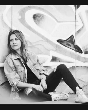 Felicitas Woll Instagram - Entspannt zurück lehnen! Abgedreht! „Das dunkle Vermächtnis“ ist für mich beendet. Wann es ausgestrahlt wird, gebe ich dann natürlich bekannt. Danke an alle, vor und hinter der Kamera! Das war ein Ritt! 🎥🎬💪🏻 📸 @christopherkochphotography