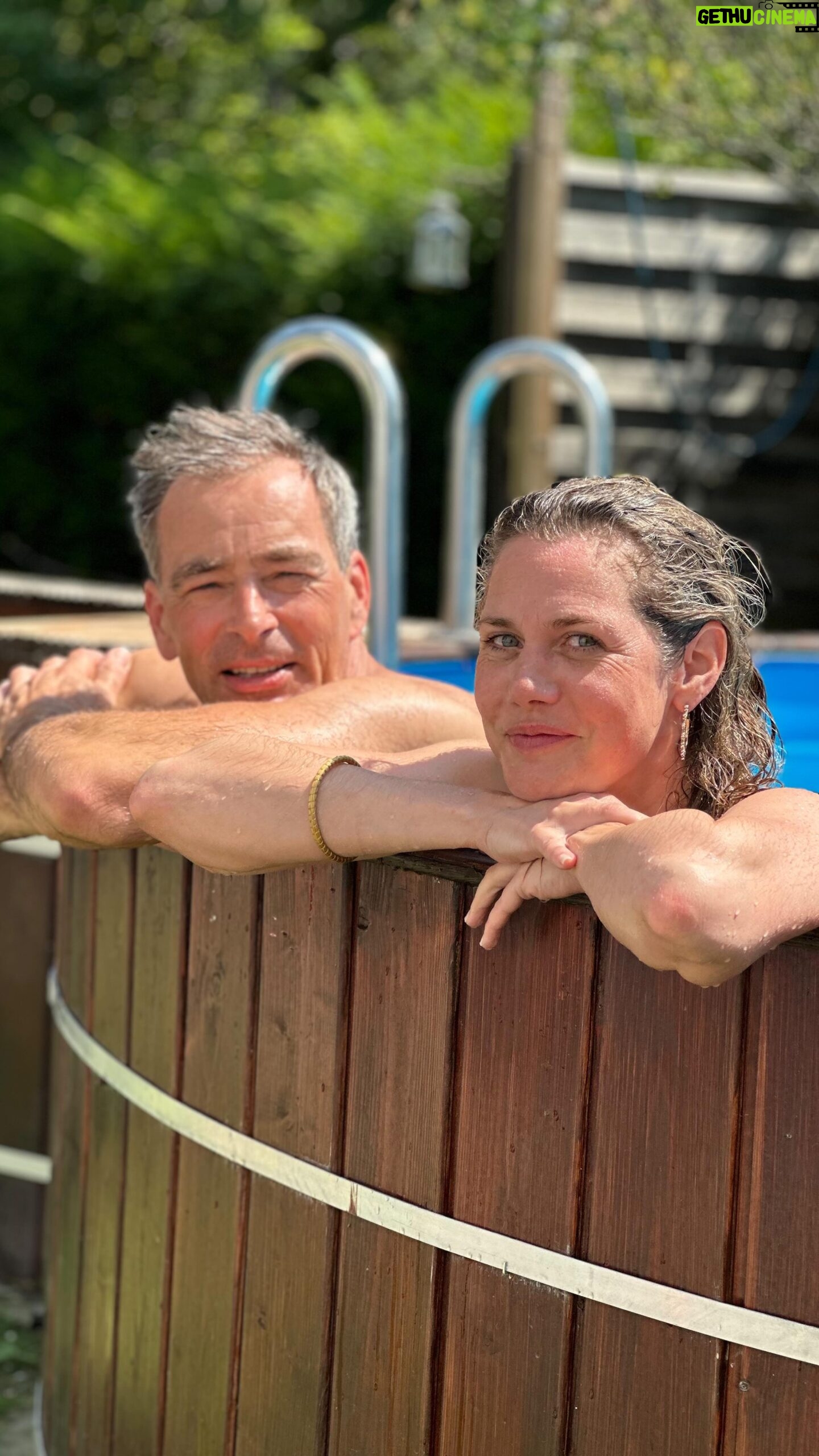 Felicitas Woll - 13.2K Likes - Vom Feepferdchen zur Meerjungfrau.
@felicitaskatharinawoll brauch nochn bischen Übung, aber ne Kurve schwimmen kann sie schon. Jetzt aber erstmal n Drink.
#jansosniok #felicitaswoll #meerjungfrau #berlinberlin #pool #meerjungmann #fürimmervereint