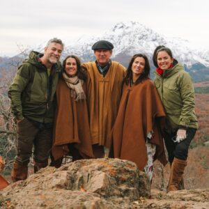 Felipe Braun Instagram - Hoy estrenamos el segundo capítulo de #SobrelaTierra, donde tuvimos el placer de conocer el Maule junto a @lapesebrera_delmaule y mi gran amiga @pazbascuactriz 
Muchísimas gracias por esta aventura que nos sorprendió y descubrió paisajes que no sabíamos que encontraríamos, en un lugar mágico lleno de naturaleza en su máximo esplendor🙌🏽
No se lo pierdan hoy a las 15.30 por @canal_13c !!
Fotos del gran @iamgessyg 
.
.
.
#sobrelatierra #canal13c #naturalezachilena #maule #tricahue #trekkingchile