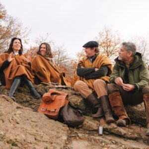 Felipe Braun Instagram - Hoy estrenamos el segundo capítulo de #SobrelaTierra, donde tuvimos el placer de conocer el Maule junto a @lapesebrera_delmaule y mi gran amiga @pazbascuactriz 
Muchísimas gracias por esta aventura que nos sorprendió y descubrió paisajes que no sabíamos que encontraríamos, en un lugar mágico lleno de naturaleza en su máximo esplendor🙌🏽
No se lo pierdan hoy a las 15.30 por @canal_13c !!
Fotos del gran @iamgessyg 
.
.
.
#sobrelatierra #canal13c #naturalezachilena #maule #tricahue #trekkingchile